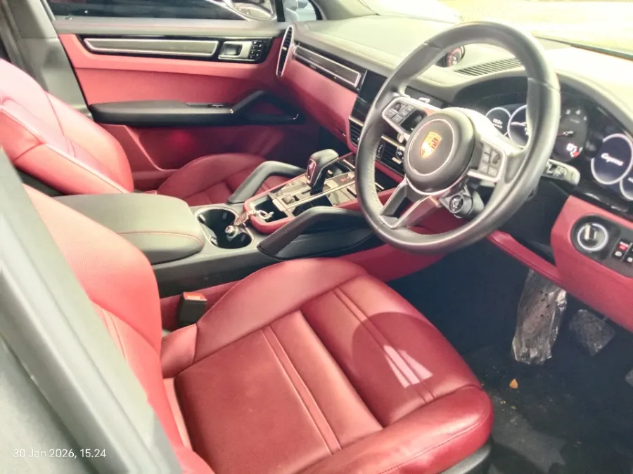 Foto Mobil Bekas Kabin Depan Porsche Cayenne 3.0 tahun 2018