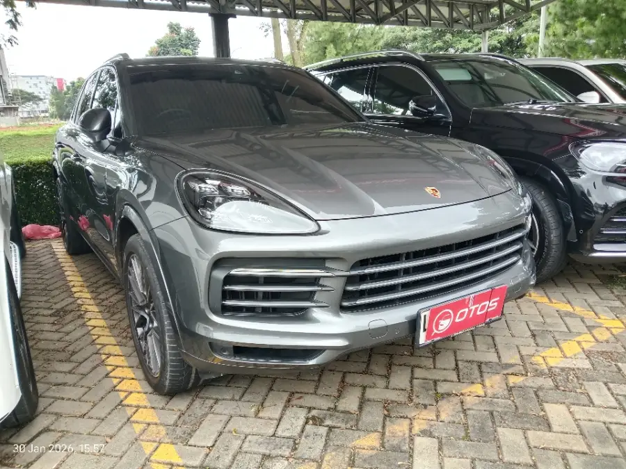 Foto Mobil Bekas Kanan Depan Porsche Cayenne 3.0 tahun 2018