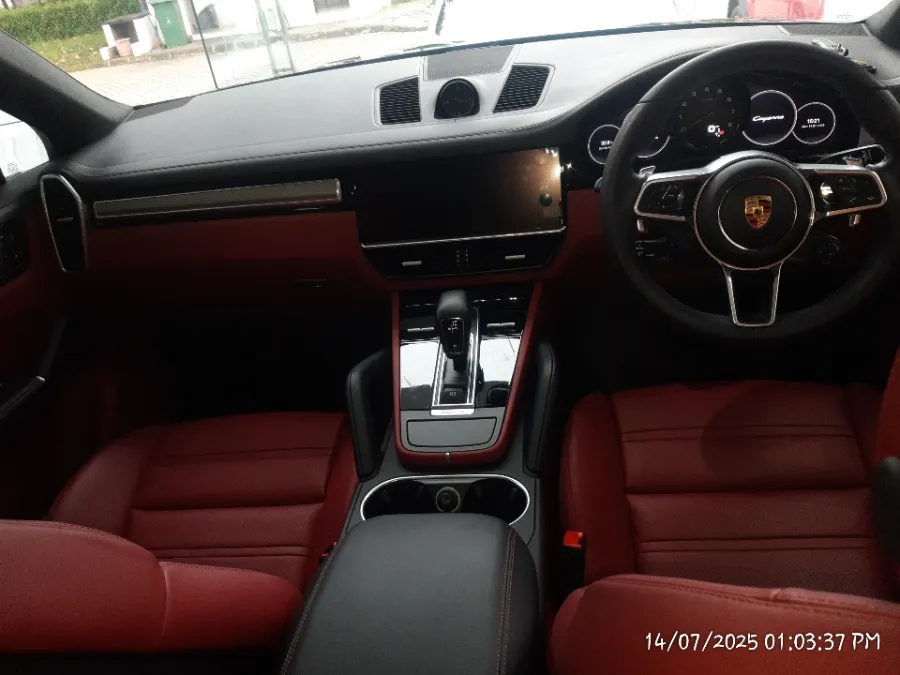 Foto Mobil Bekas Dashboard Porsche Cayenne 3.0 tahun 2023