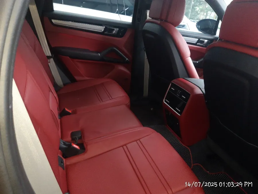 Foto Mobil Bekas Kabin Belakang Porsche Cayenne 3.0 tahun 2023