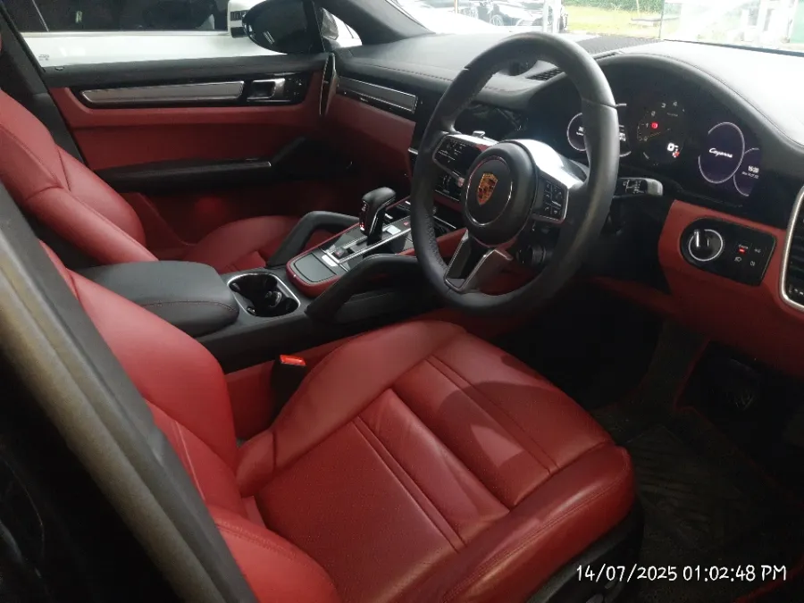 Foto Mobil Bekas Kabin Depan Porsche Cayenne 3.0 tahun 2023