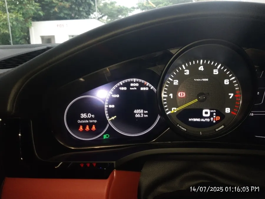 Foto Mobil Bekas Odometer Porsche Cayenne 3.0 tahun 2023
