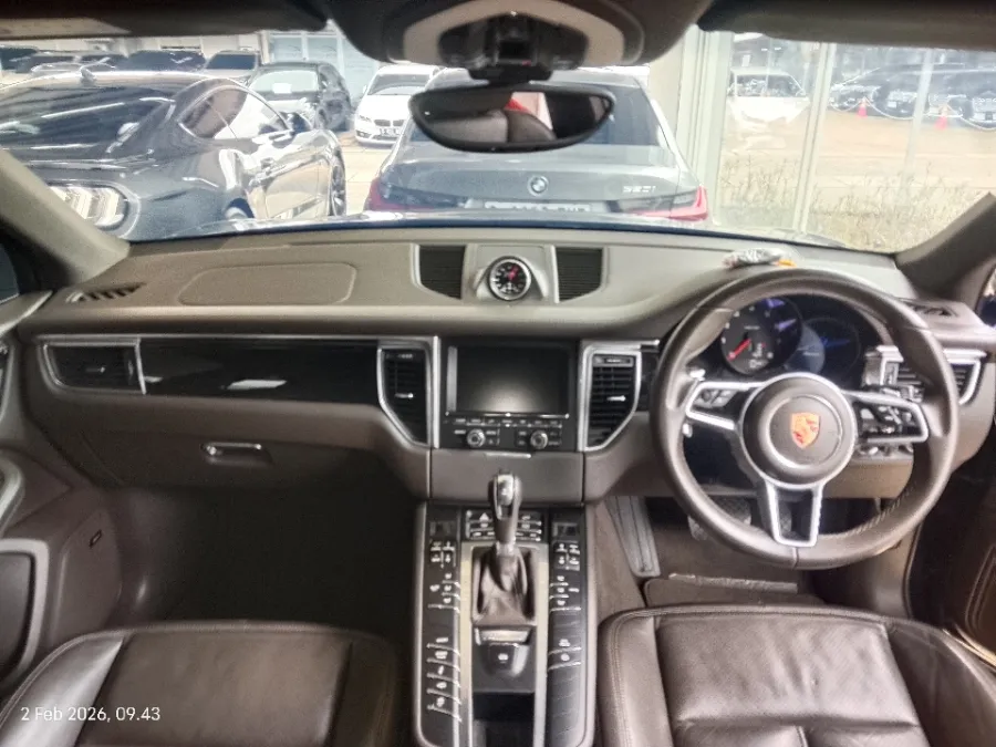 Foto Mobil Bekas Dashboard Porsche Macan 2.0 tahun 2015