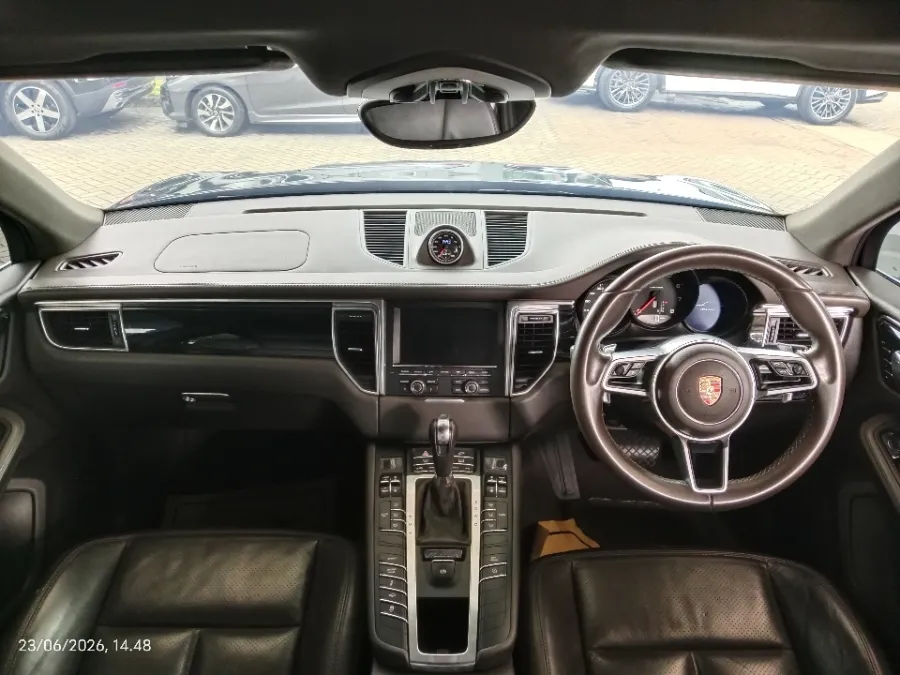 Foto Mobil Bekas Dashboard Porsche Macan 2.0 tahun 2015