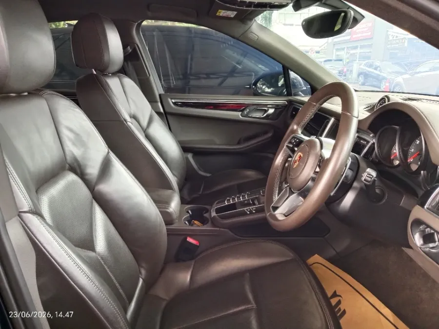 Foto Mobil Bekas Kabin Depan Porsche Macan 2.0 tahun 2015