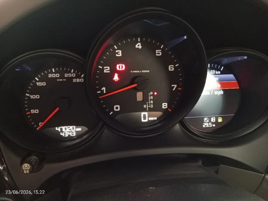Foto Mobil Bekas Odometer Porsche Macan 2.0 tahun 2015