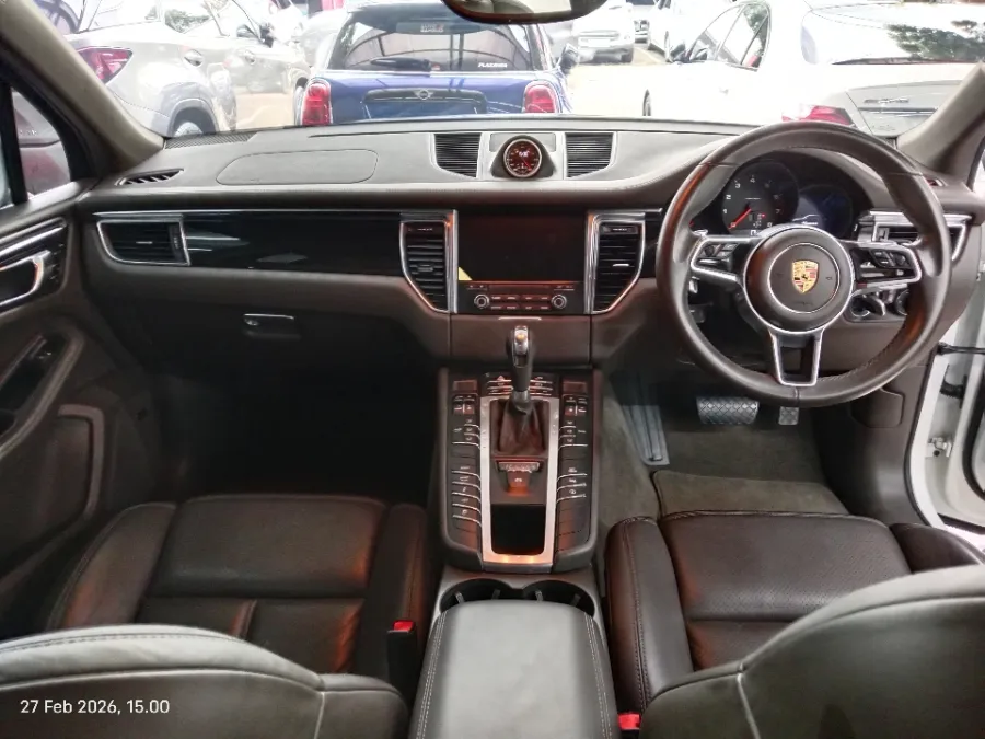 Foto Mobil Bekas Dashboard Porsche Macan 2.0 tahun 2017