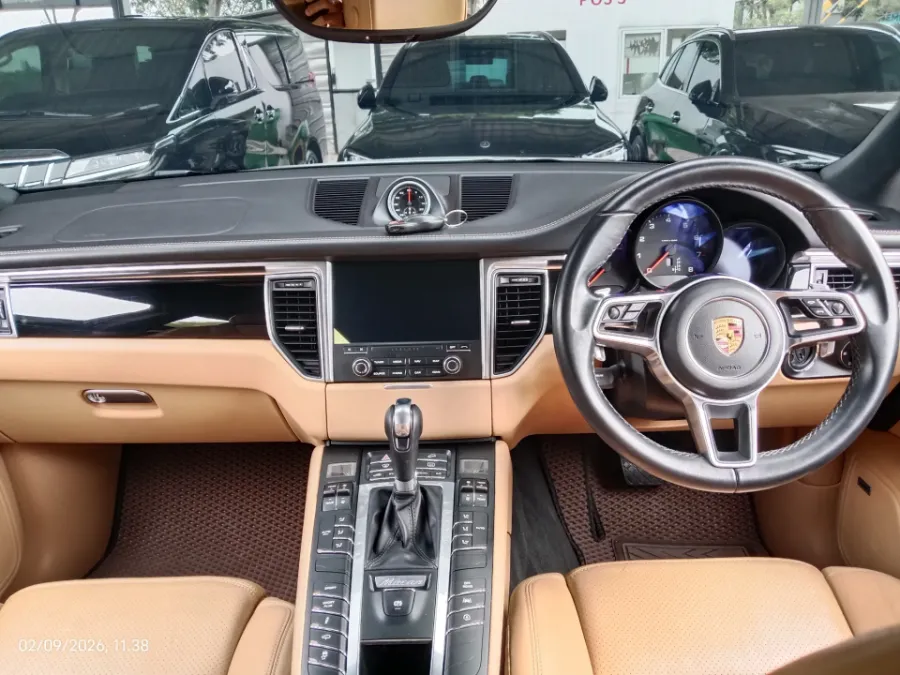 Foto Mobil Bekas Dashboard Porsche Macan 2.0 tahun 2017