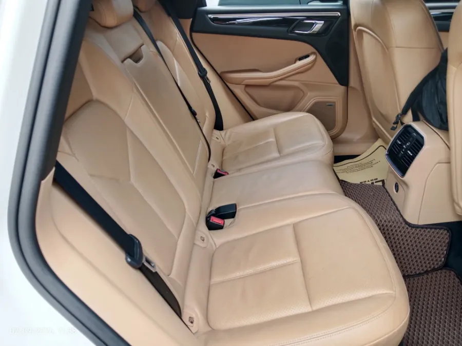Foto Mobil Bekas Kabin Belakang Porsche Macan 2.0 tahun 2017