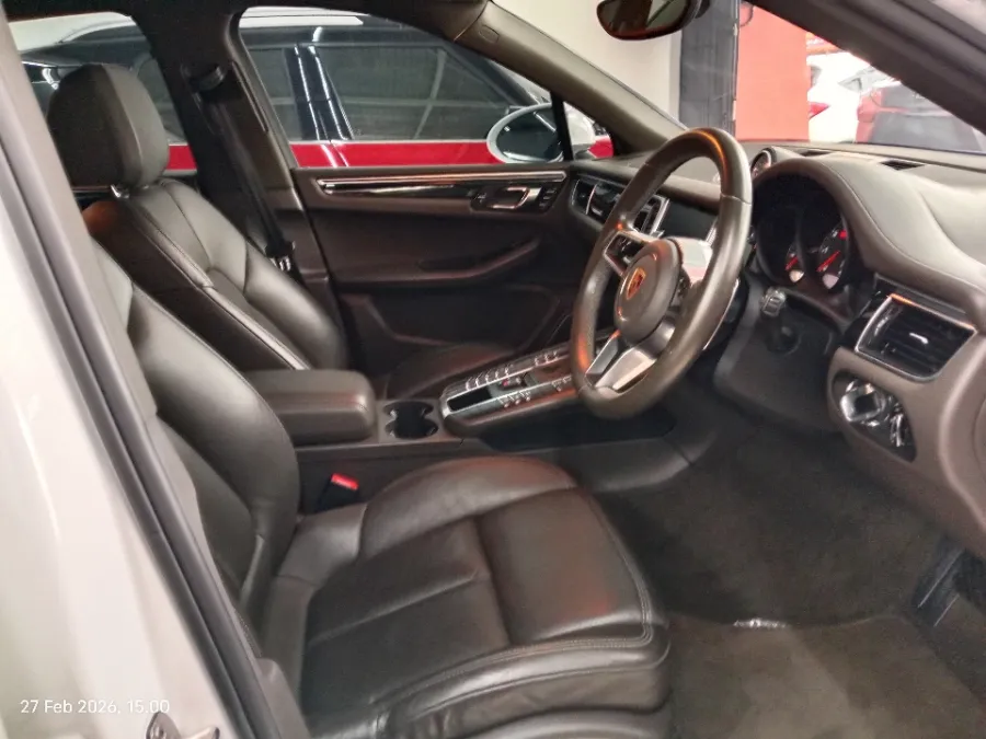 Foto Mobil Bekas Kabin Depan Porsche Macan 2.0 tahun 2017