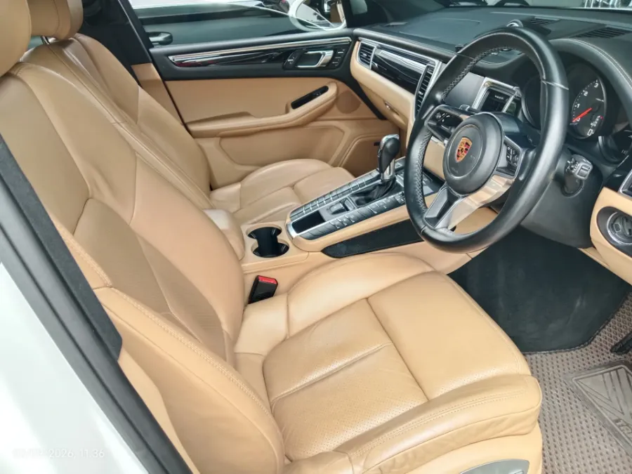 Foto Mobil Bekas Kabin Depan Porsche Macan 2.0 tahun 2017