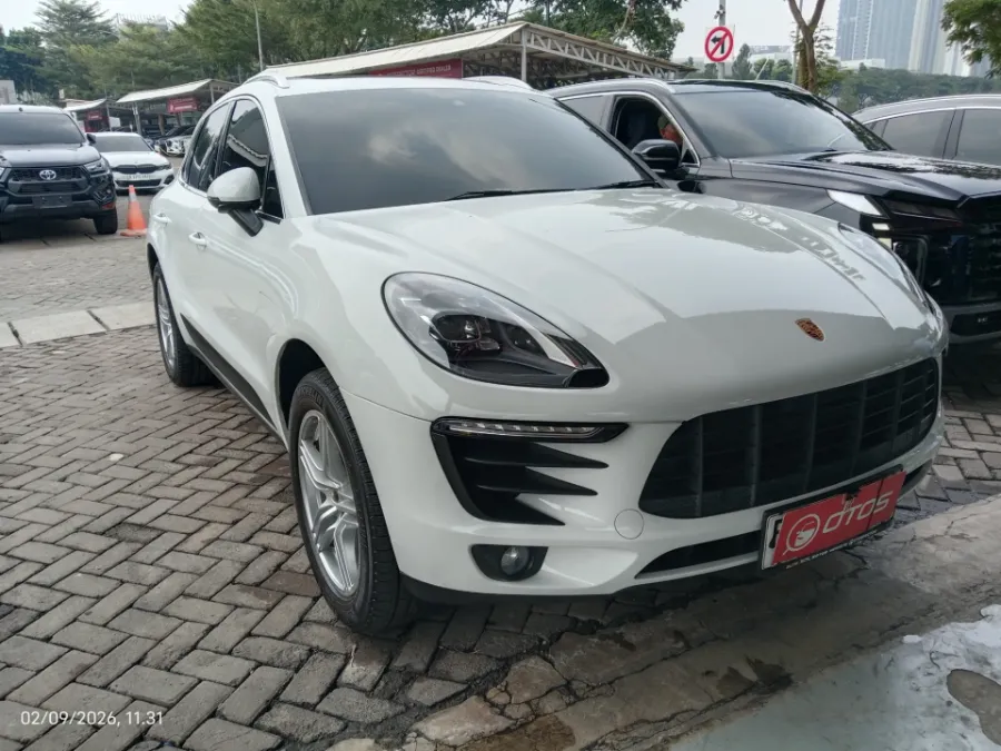 Foto Mobil Bekas Kanan Depan Porsche Macan 2.0 tahun 2017