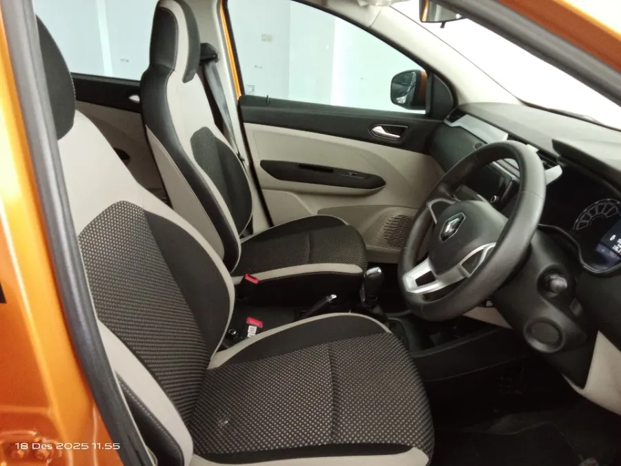 Foto Mobil Bekas Kabin Depan Renault Triber 1.0 RXZ tahun 2020