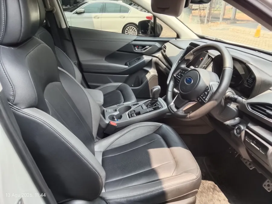 Foto Mobil Bekas Kabin Depan Subaru Crosstrek 2.0i-S EyeSight tahun 2023