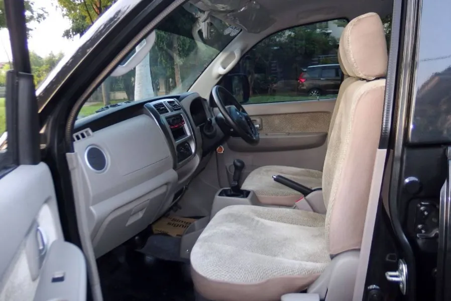 Foto Mobil Bekas Kabin Depan Suzuki APV 1.5 Deluxe tahun 2024