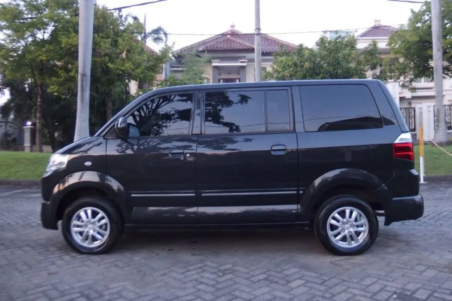 Foto Mobil Bekas Tampak Samping Suzuki APV 1.5 Deluxe tahun 2024