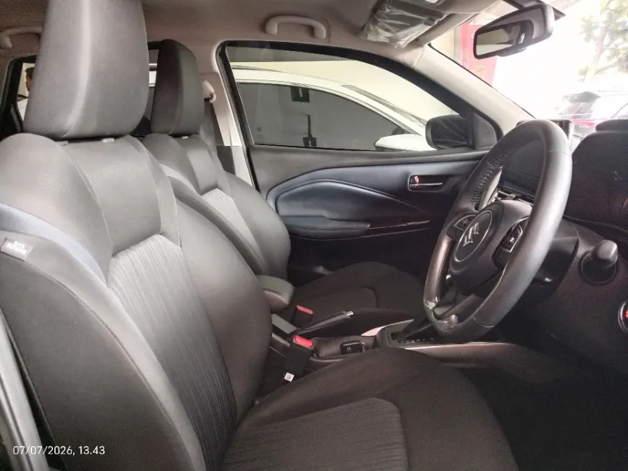 Foto Mobil Bekas Kabin Depan Suzuki Baleno 1.5 tahun 2023