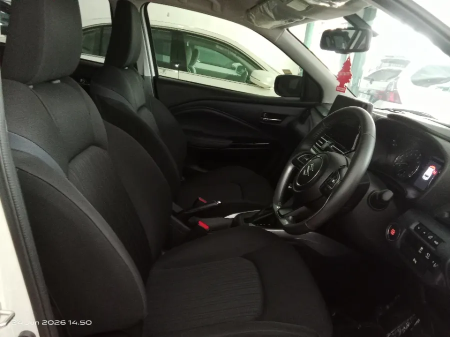 Foto Mobil Bekas Kabin Depan Suzuki Baleno 1.5 tahun 2024