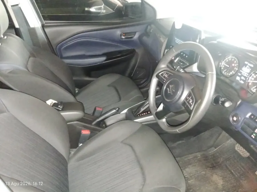 Foto Mobil Bekas Kabin Depan Suzuki Baleno 1.5 tahun 2024