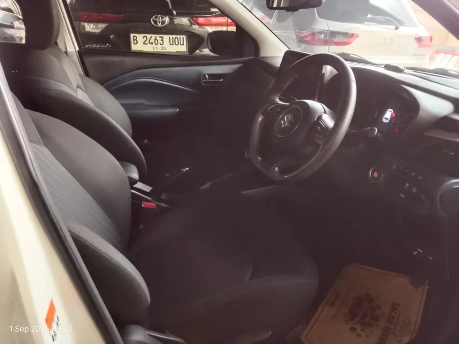 Foto Mobil Bekas Kabin Depan Suzuki Baleno 1.5 tahun 2024