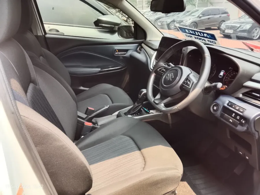 Foto Mobil Bekas Kabin Depan Suzuki Baleno 1.5 tahun 2024