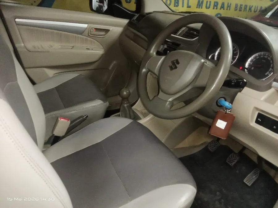 Foto Mobil Bekas Kabin Depan Suzuki Ertiga 1.4 GL tahun 2015