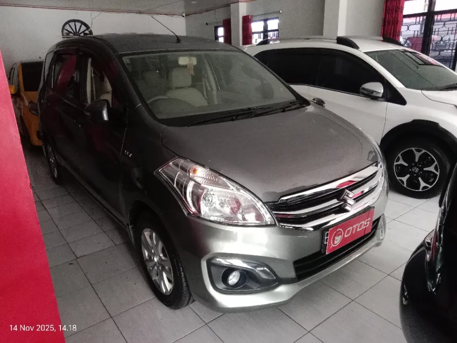 Foto Mobil Bekas Kanan Depan Suzuki Ertiga 1.4 GX tahun 2017