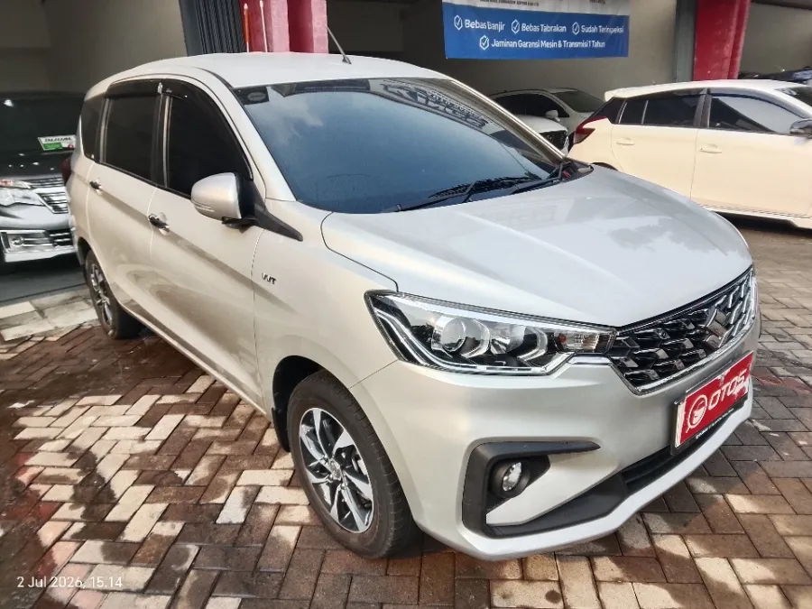 Foto Mobil Bekas Kanan Depan Suzuki Ertiga 1.5 tahun 2023
