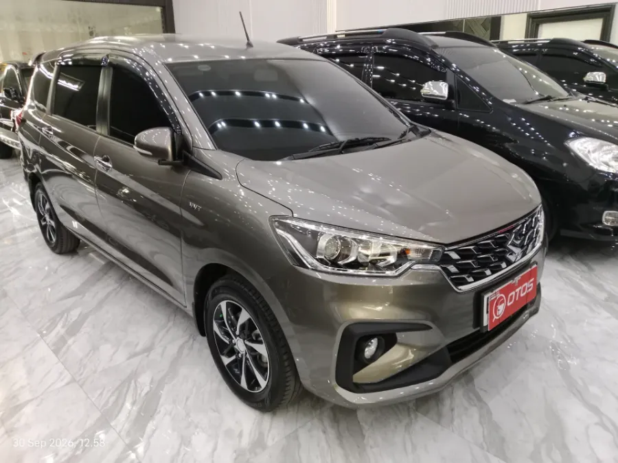Foto Mobil Bekas Kanan Depan Suzuki Ertiga 1.5 tahun 2024
