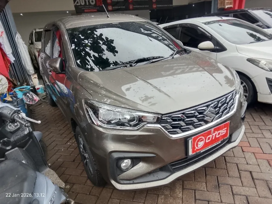 Foto Mobil Bekas Kanan Depan Suzuki Ertiga 1.5 tahun 2025