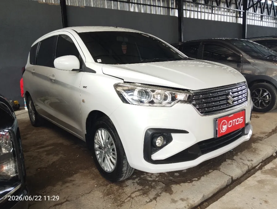 Foto Mobil Bekas Kanan Depan Suzuki Ertiga 1.5 GL tahun 2021