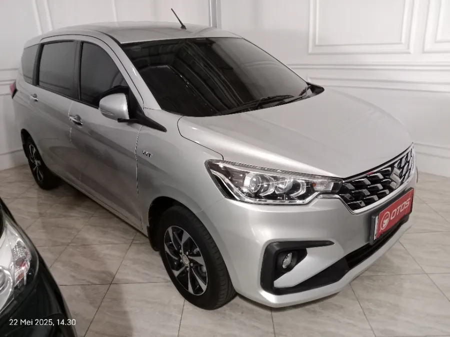 Foto Mobil Bekas Kanan Depan Suzuki Ertiga 1.5 GX Hybrid tahun 2023
