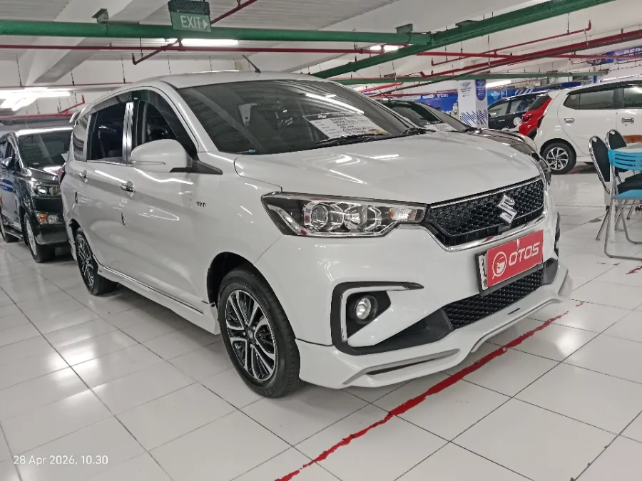 Foto Mobil Bekas Kanan Depan Suzuki Ertiga 1.5 Sport Hybrid tahun 2022