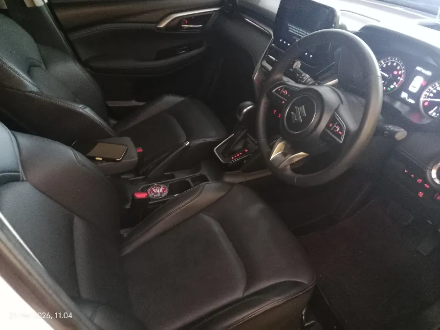 Foto Mobil Bekas Kabin Depan Suzuki Grand Vitara 1.5 GX Hybrid tahun 2023
