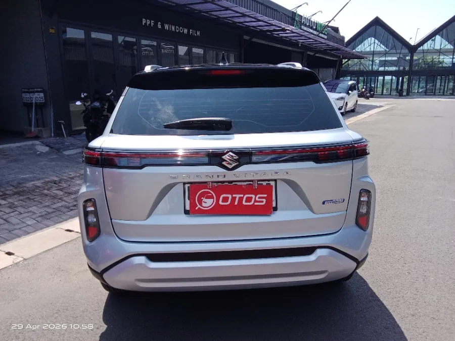 Foto Mobil Bekas Tampak Belakang Suzuki Grand Vitara 1.5 GX Hybrid tahun 2023