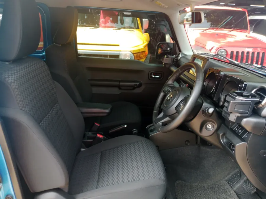 Foto Mobil Bekas Kabin Depan Suzuki Jimny 1.5 4x4 tahun 2024