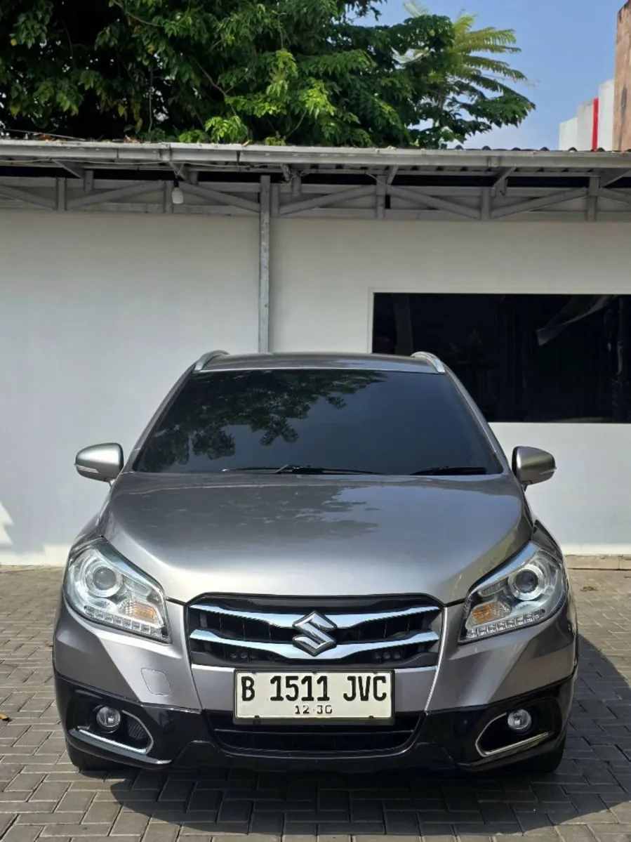 Foto Mobil Bekas Tampak Depan Suzuki SX4 S-Cross 1.5 tahun 2016