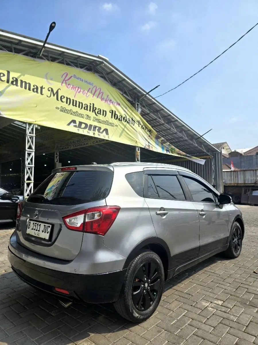 Foto Mobil Bekas Tampak Samping Suzuki SX4 S-Cross 1.5 tahun 2016