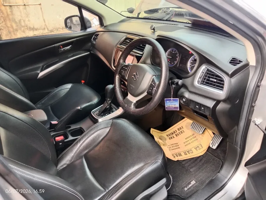 Foto Mobil Bekas Kabin Depan Suzuki SX4 S-Cross 1.5 tahun 2017