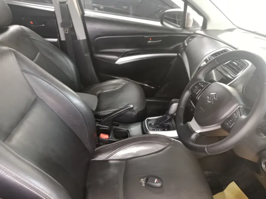 Foto Mobil Bekas Kabin Depan Suzuki SX4 S-Cross 1.5 tahun 2018
