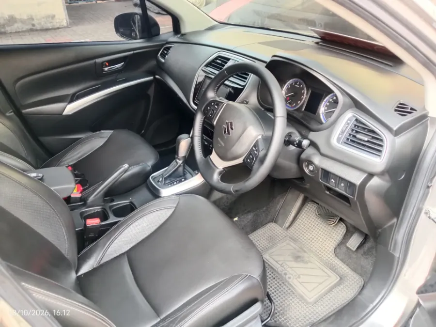 Foto Mobil Bekas Kabin Depan Suzuki SX4 S-Cross 1.5 tahun 2018