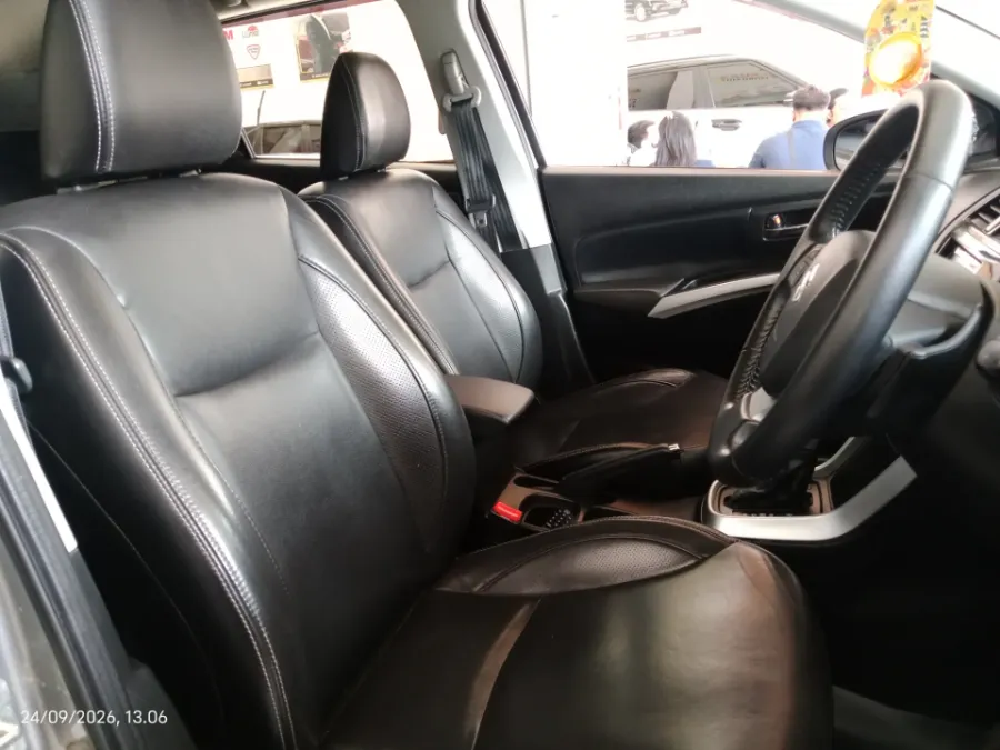 Foto Mobil Bekas Kabin Depan Suzuki SX4 S-Cross 1.5 tahun 2019