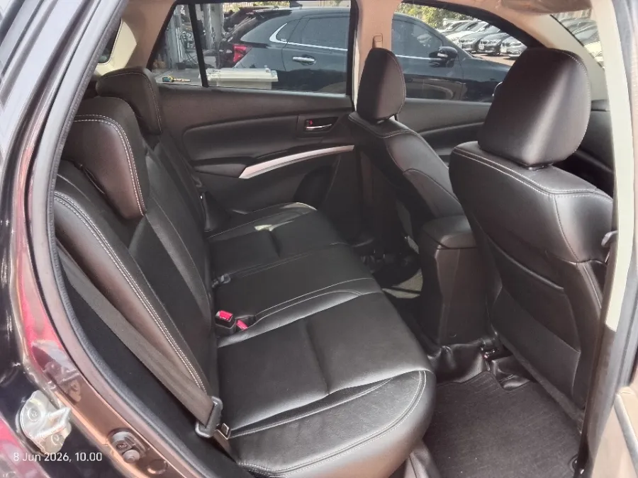 Foto Mobil Bekas Kabin Belakang Suzuki SX4 S-Cross 1.5 tahun 2022