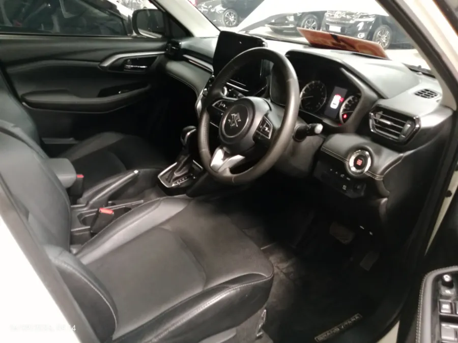 Foto Mobil Bekas Kabin Depan Suzuki Vitara 1.5 tahun 2023