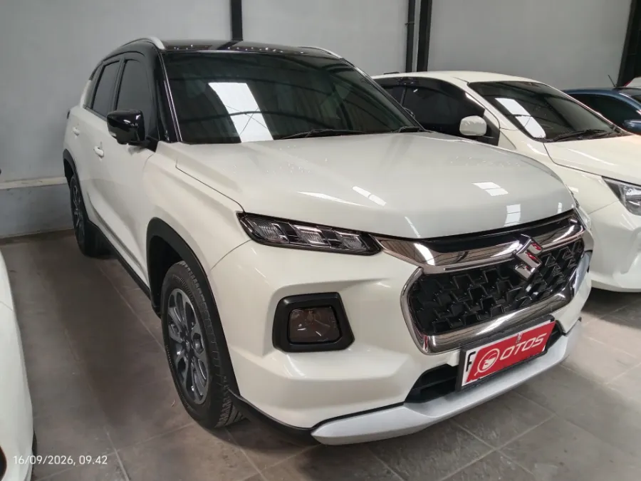 Foto Mobil Bekas Kanan Depan Suzuki Vitara 1.5 tahun 2023