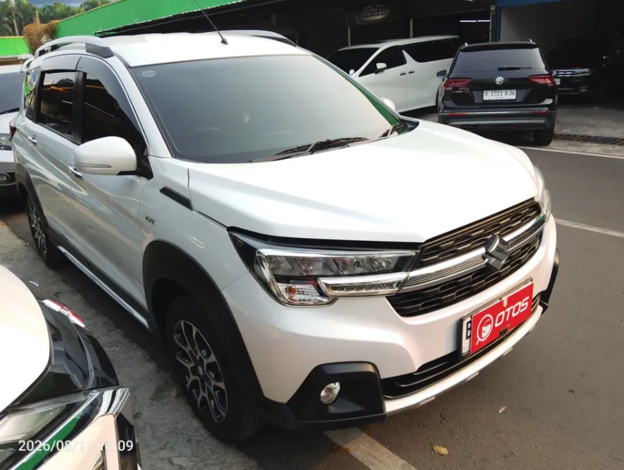 Foto Mobil Bekas Kanan Depan Suzuki XL7 1.5 tahun 2021