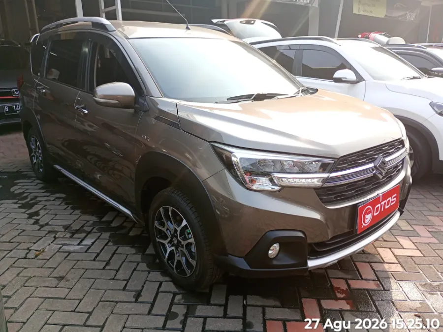 Foto Mobil Bekas Kanan Depan Suzuki XL7 1.5 tahun 2021