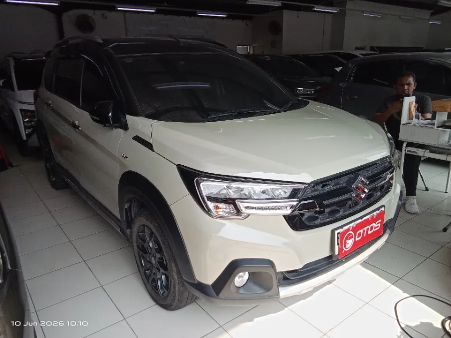 Foto Mobil Bekas Kanan Depan Suzuki XL7 1.5 tahun 2024