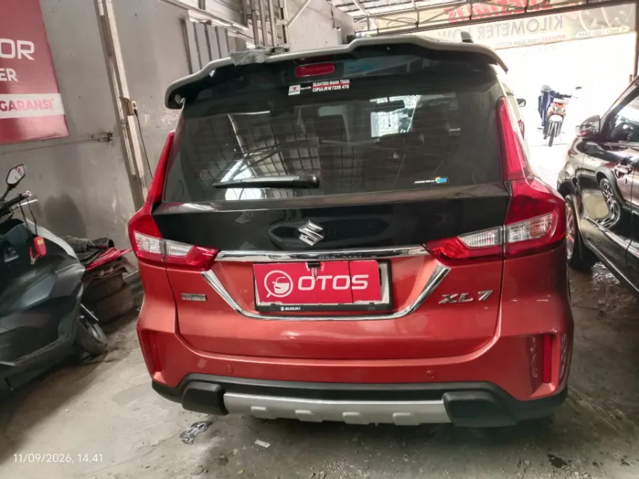 Foto Mobil Bekas Tampak Belakang Suzuki XL7 1.5 Alpha tahun 2020