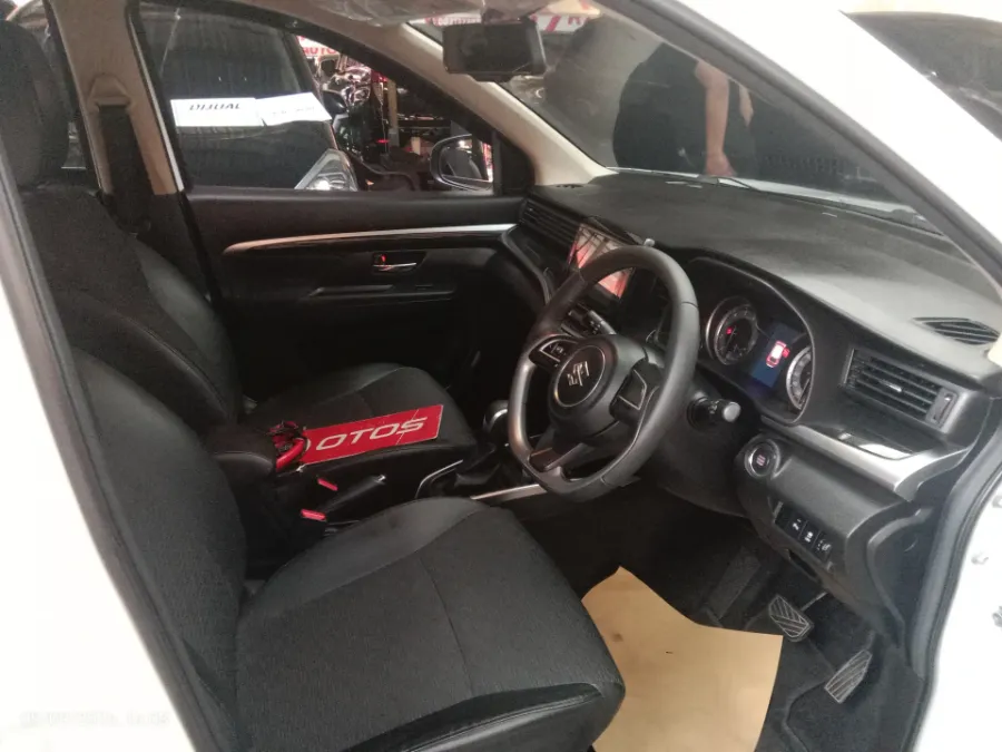 Foto Mobil Bekas Kabin Depan Suzuki XL7 1.5 Alpha tahun 2023